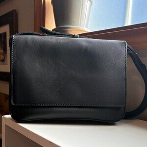 Nisolo Clara Crossbody in Black Leather